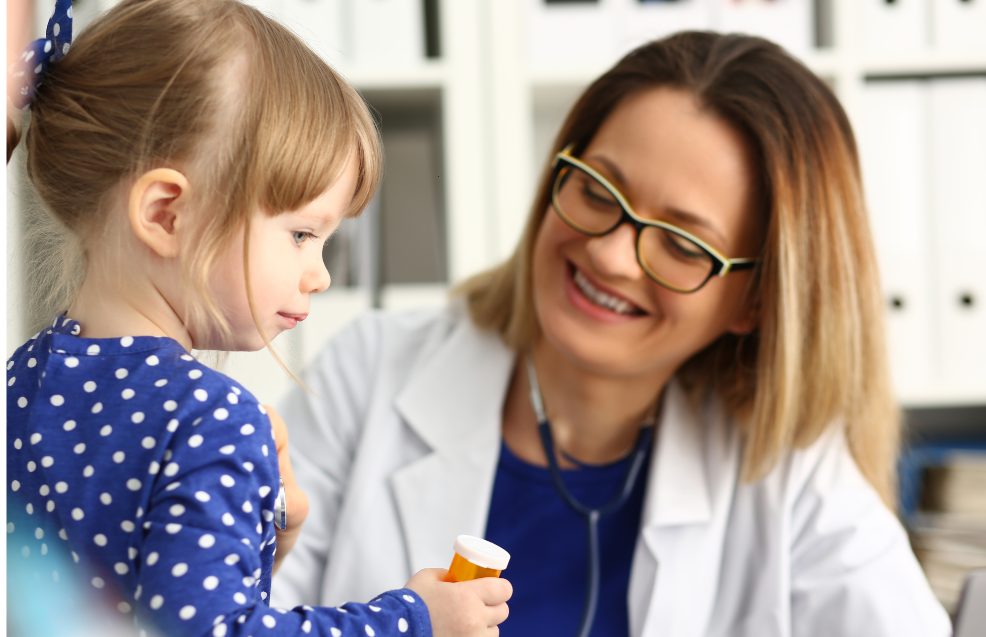 Pediatra visita una bambina