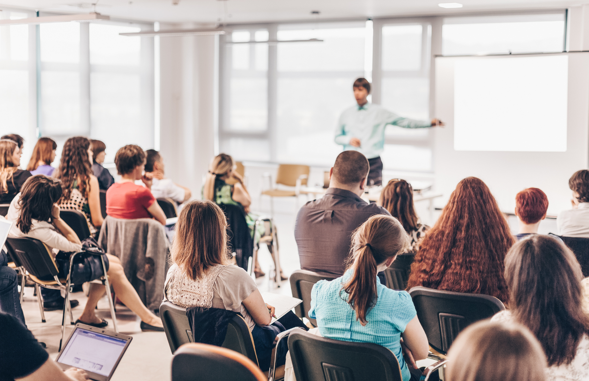 Un docente durante un corso di formazione