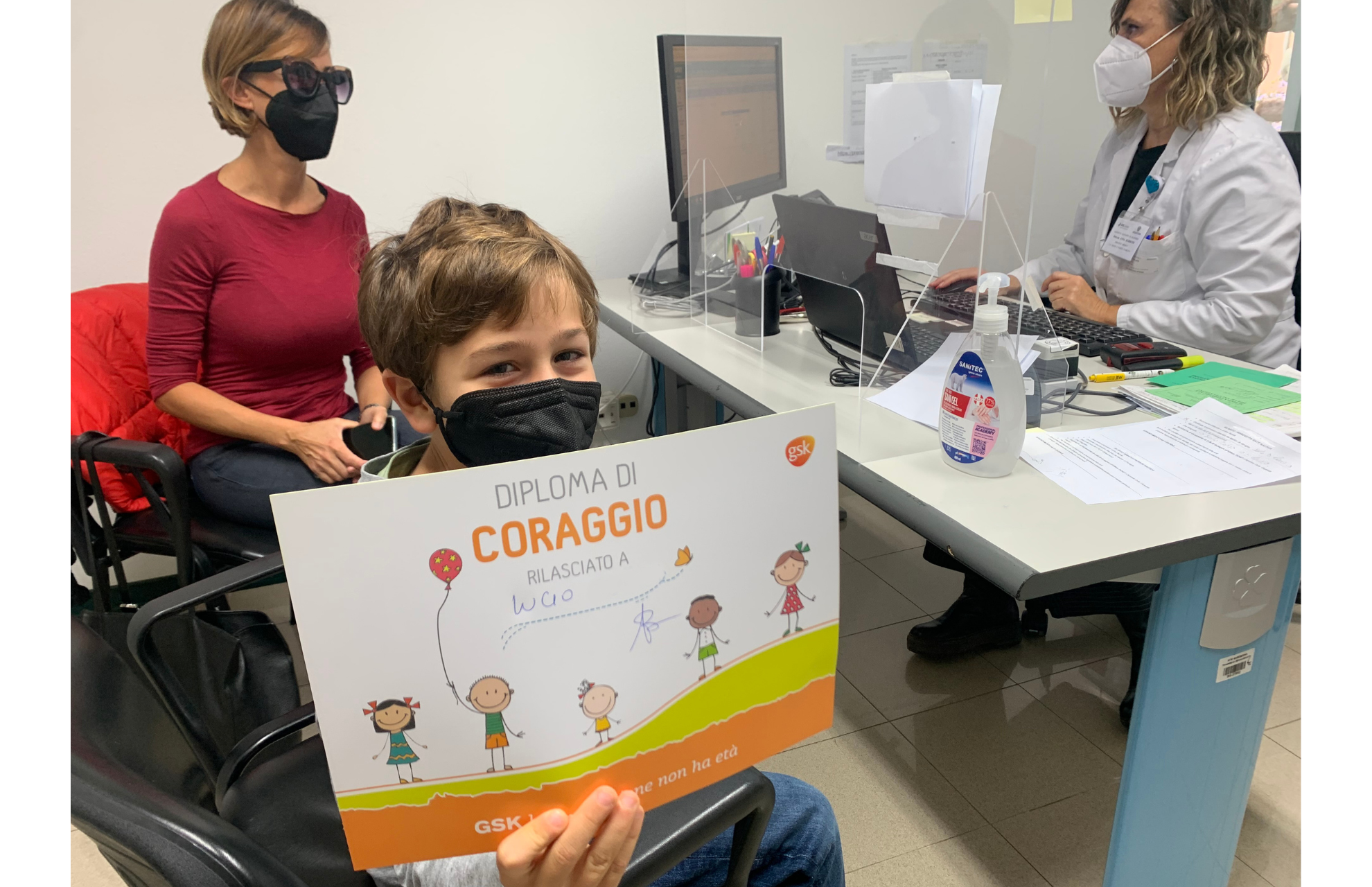 un bambino riceve il diploma per il vaccino