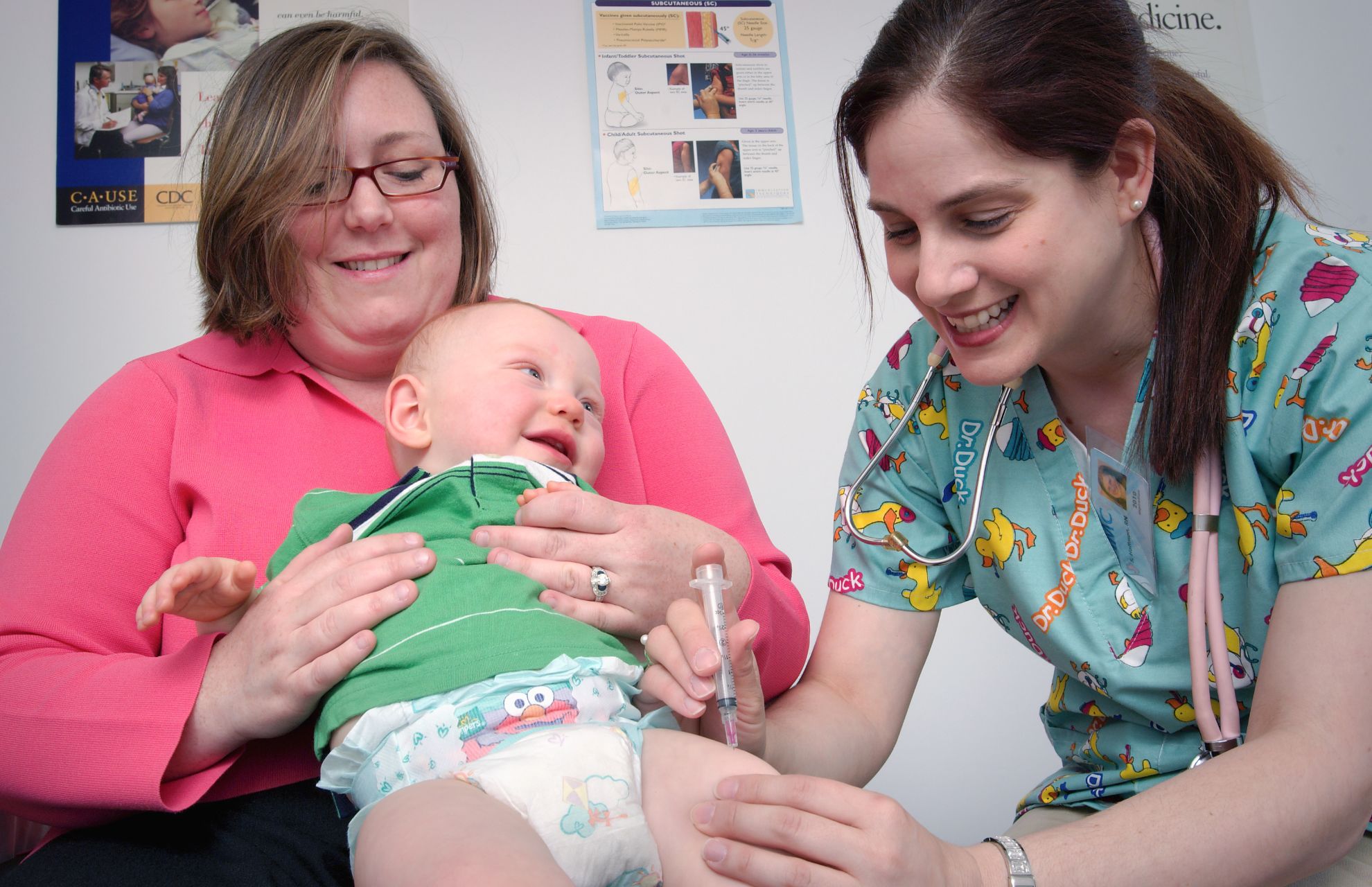 Pediatra visita un bambino