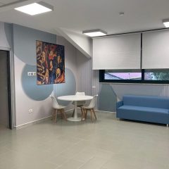 Il soggiorno con cucina dell'Hospice di Ploaghe