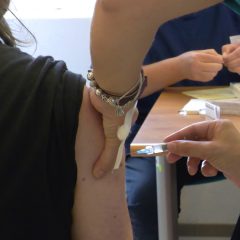 Un momento della vaccinazione