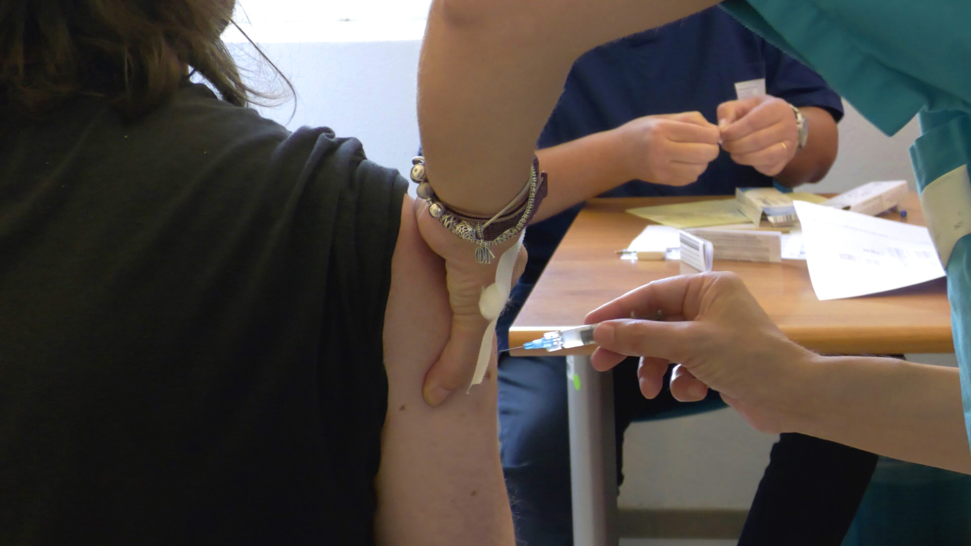 Un momento della vaccinazione
