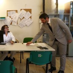 La registrazione del sindaco Mascia nell'ambulatorio vaccinale di Sassari