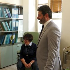 Il sindaco Giuseppe Mascia con l'assessora Lalla Careddu durante la vaccinazione