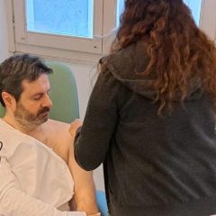 Un momento della vaccinazione del sindaco Mascia