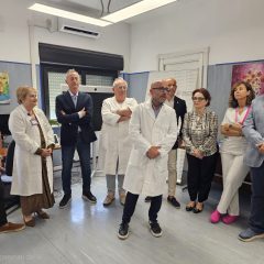 Il dottor Davide Santeufemia durante la cerimonia di donazione