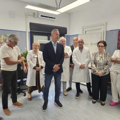 Il dottor Pietro Saba durante la cerimonia di donazione